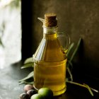 Imagen de archivo de una botella de aceite de oliva.