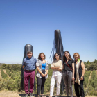 L’artista i la comissària, flanquejades per la família Jové, ahir entre les figures ‘gegants’ del projecte.
