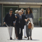 L’expresident de la Generalitat Jordi Pujol, ahir sortint de la capella ardent de la seua esposa.