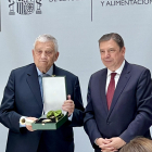 Francesc Argilés recibió el galardón de la mano de Luis Planas.