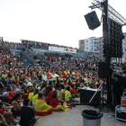 La plaça de la Llotja de Lleida es va omplir d’aficionats per presenciar el partit a través de la pantalla de la Paeria.