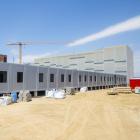 Mòduls ■ L’hospital Arnau ultima la construcció d’un edifici prefabricat, modular i desmuntable a la seua plaça principal per ubicar els serveis afectats per les obres del nou bloc quirúrgic. Acollirà 16 consultes externes, dos despatxos d ...