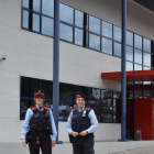 Dos agents dels Mossos davant la Comissaria de la Seu.