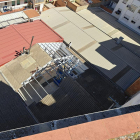 Vista aèria dels treballs per retirar la uralita del futur oratori de Cappont, situat en un antic rentador de l’avinguda Alacant.
