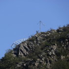 El mirador que va caure a Durro va quedar a sobre de la roca al cedir un dels dos pals que el subjectaven.