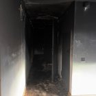 L'entrada de l'edifici de la partida de Llívia de Lleida afectat per l'incendi.