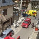 Efectius d’emergències i veïns, ahir al carrer de la casa on va tenir lloc l’incendi a Bossòst. - CONSELH GENERAU D’ARAN