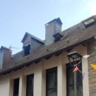 Dos mossos mirant la part de l’immoble afectada per l’incendi.