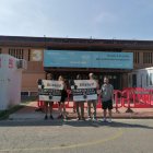 Membres de Fruita amb Justícia Social, ahir davant del pavelló 3.