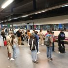 Viatgers a l'estació de Lleida esperant a l'andana.