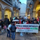 Els manifestants, a l'Eix Comercial de Lleida.