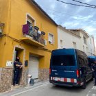 L'operatiu antidroga dels Mossos aquest dimecres al matí al carrer de la Bassa d'Alguaire.