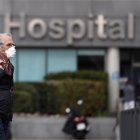Un hombre protegido con una mascarilla frente al hospital La Paz de Madrid en marzo de 2020.