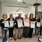 Llaràs y Trench, en el centro, junto con comerciantes y representantes de entidades que apoyan la iniciativa.