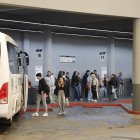 Usuarios esperando para subir a un bus en el apeadero de la calle Saracíbar