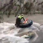 Els Bombers salven la vida al conductor d'un tractor atrapat per la crescuda del riu Segre a Prats i Sansor