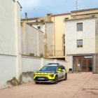 Un dels vehicles de la policia local d’Almacelles. - M.M.