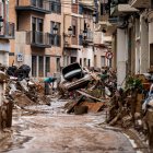 Voluntarios limpian los desperfectos ocasionados por la DANA en Paiporta.