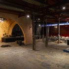 Imatge del Cafè del Teatre ahir a la tarda, amb els últims treballs per poder obrir avui el públic. - GERARD HOYAS