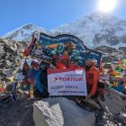 Albert Cogul, acompanyat a l’arribar al Camp Base de l’Everest, on va culminar el seu repte històric a l’Himàlaia.