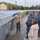 El alcalde, Fèlix Larrosa, ha visitado esta mañana la sede de Ilnet para ver los nuevos contenedores que se pondrán en Pardinyes y Balàfia.