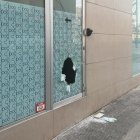 El lladre va entrar a la farmàcia després de rebentar la porta. - F.S.F.