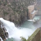 La presa de Camarasa, amb la central hidràulica al fons, va arribar a desembassar ahir fins a 120 m³/s. - MAGDALENA ALTISENT