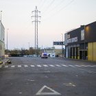 Una patrulla dels Mossos, ahir a la tarda, al carrer Indústria del polígon Les Comes de Torrefarrera. - GERARD HOYAS