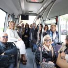 El alcalde de Lleida, otras autoridades y vecinos de Ciutat Jardi, en el nuevo bus.