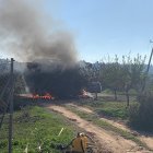 La recol·lectora, encara cremant a la finca.