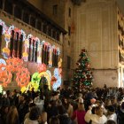 La plaça de la Paeria, a vessar ahir a la tarda amb desenes de persones que no es van voler perdre el nou màping i l’encesa dels llums nadalencs. - AMADO FORROLLA