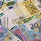 Imagen de archivo de varios billetes de euro.