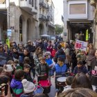 La protesta de les famílies i alumnes de les escoles Espiga i Alba va estar animada per una batucada (a l’esquerra) i els participants van mostrar cartells reivindicatius. - ROGER BARRAGÁN
