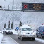 Un plafó a l’altura de Betren avisava ahir els conductors del tancament del port de la Bonaigua. - EDGAR ALDANA