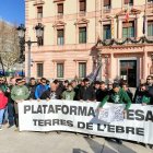 Los payeses concentrados frente a la subdelegación del Gobierno en Lleida.