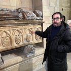 El director de monestir de les Avellanes, Robert Porta, al costat de la reproducció del sepulcre del comte Àlvar II de Cabrera