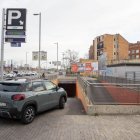A dalt, el pàrquing de l’Auditori. A baix, l’accés al de l’estació de trens. - GERARD HOYAS