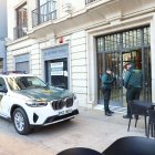 Agents de la Guàrdia Civil, durant l’escorcoll de dimarts a la seu de Griñó a la plaça Sant Joan. - MAGDALENA ALTISENT