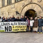 Membres de la plataforma Lleida contra la MAT davant l'edifici de la Paeria de Lleida
