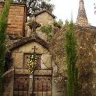 Porta del cementiri d'Olius, al Solsonès.