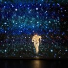 L’espectacle de la gala d’aniversari va arrancar de forma impactant amb projeccions i ball a càrrec del ballarí David Consuegra. - JORDI ECHEVARRIA