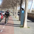 Un ciclista circulant ahir per un carril bici de la ciutat. - MAGDALENA ALTISENT