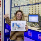 La responsable de la administración con el número premiado.