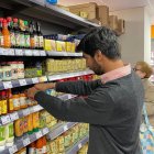 Clients comprant en un supermercat de bonÀrea a Cervera. - MARC PERELLÓ SALVIA