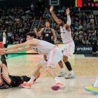 Oriol Paulí intenta evitar que Zoran Dragic passi la pilota a un company. - ACB PHOTO / AITOR ARRIZABALAGA