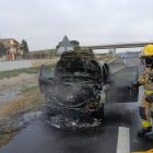 Imatge del cotxe que va cremar ahir a l’A-2 a Fondarella.