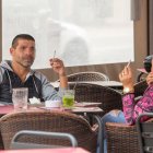 Dos persones fumant a la terrassa d'un bar a Lleida.