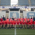 La plantilla i staff tècnic de l’AEM posen a la gespa del Camp d’Esports on es van entrenar ahir a la tarda. - PAU PASCUAL