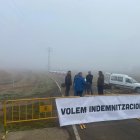 Propietaris de finques d’Alcarràs tallen el camí de Montagut per protestar per les expropiacions