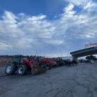 Tractors concentrats a la Panadella, on agricultors realitzaran una assemblea.